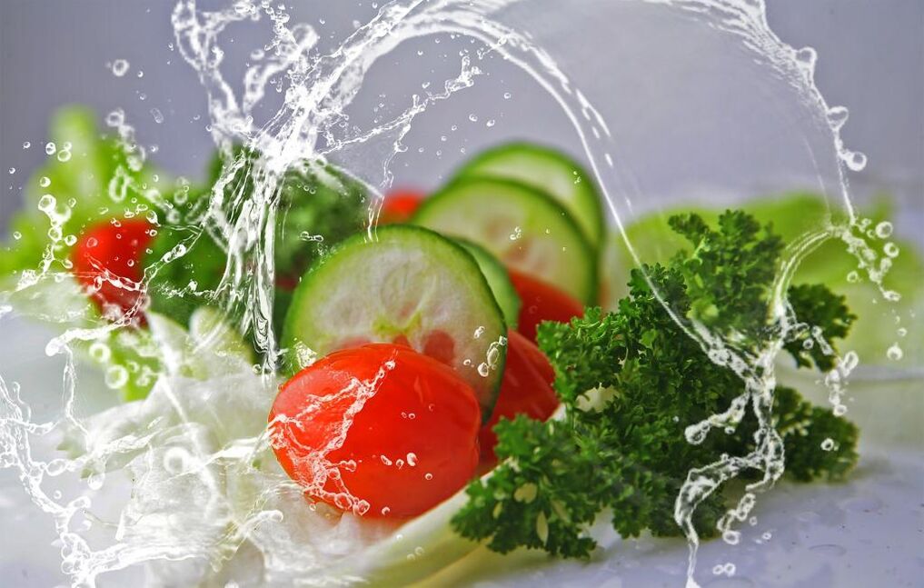 Une alimentation saine et de l’eau sont des éléments importants nécessaires à la perte de poids. 