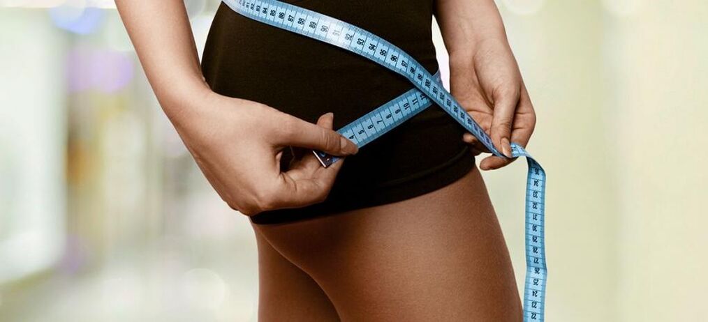 Une femme enregistre les résultats d'une perte de poids efficace. 