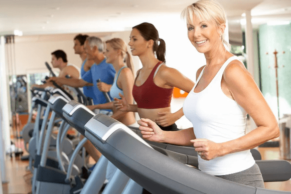 L'entraînement cardio sur tapis roulant vous aidera à perdre du poids au niveau de l'abdomen et des côtés. 