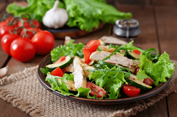 La salade de poulet et de légumes est une excellente option pour un dîner léger après une séance d'entraînement. 
