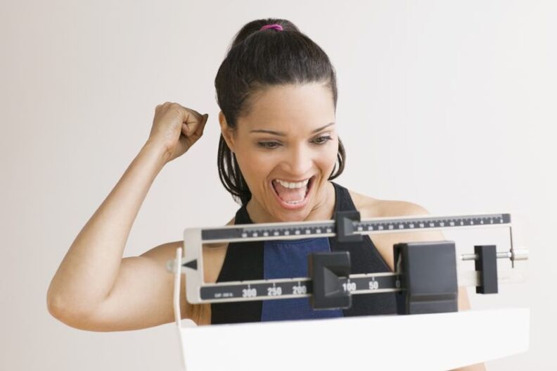 femme heureuse pour perdre du poids avec le régime maggi